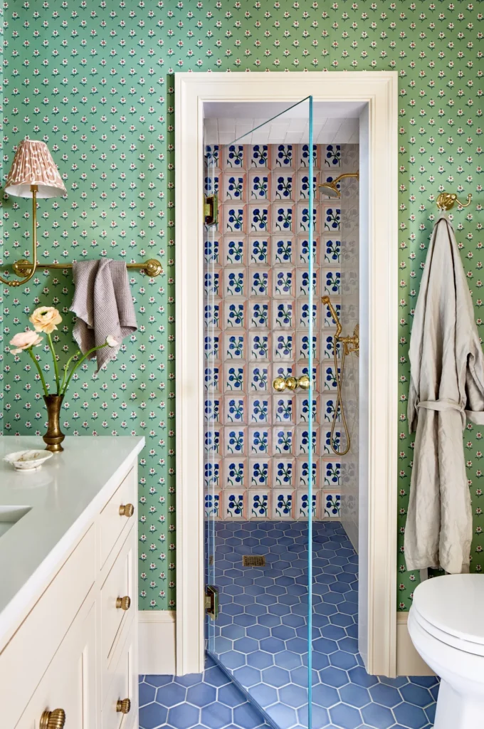 bathroom-remodel-ideas-with-green-wallpaper